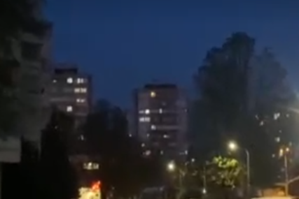 (VIDEO, FOTO) JAKI UDARI VJETRA Dio stabla pao na vozila u Banjaluci