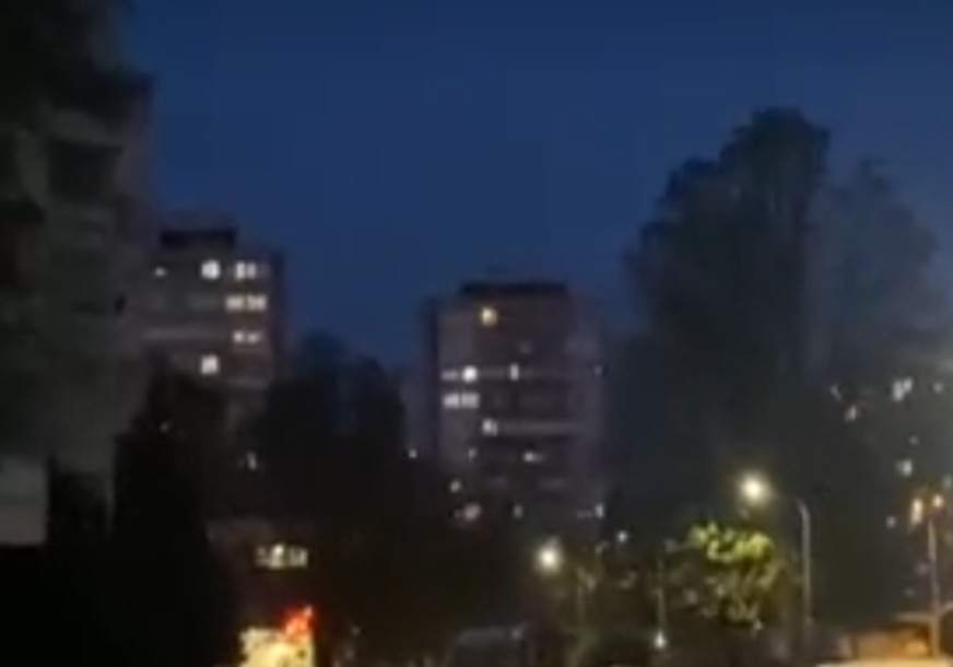 (VIDEO, FOTO) JAKI UDARI VJETRA Dio stabla pao na vozila u Banjaluci