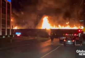 (VIDEO) LJUDI VRIŠTALI OD ŠOKA Teretni voz sa 5 vagona u plamenu projurio kroz grad
