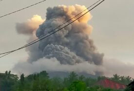 (FOTO, VIDEO) U TOKU VELIKA EVAKUACIJA Erupcija vulkana prijeti da se Maunt Ruang uruši i izazove cunami