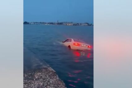 (VIDEO) Nesvakidašnja nesreća u Zadru: Zbog neprilagođene brzine “mercedesom” sletio u more
