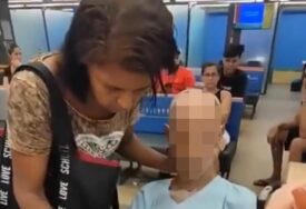 (VIDEO, FOTO) "Potpiši ovdje i prestani, boli me glava" Žena dovezla MRTVOG UJAKA (68) u banku da joj potpiše papire za kredit