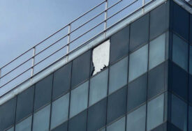 zgrada vlade RS polupan prozor
