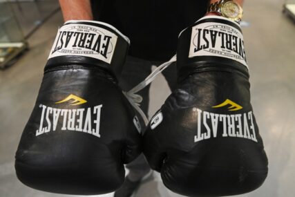 (FOTO) PROTIVNIK GA NOKAUTIRAO Velika tragedija u Engleskoij, bokser preminuo u ringu
