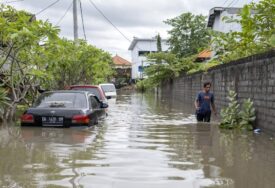 POPLAVE U INDONEZIJI Poginulo 14 ljudi, oštećeno više od 1.800 kuća