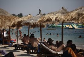 (VIDEO) "Velika prašina i nesnosna buka traju danima" Jednoj ženi prisjelo ljetovanje u Grčkoj, od grubih radova ne može da se odmori