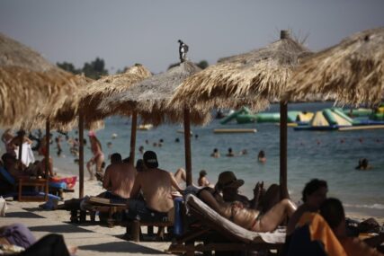 (FOTO) "Došli smo da osolimo stare kosti" Ako planirate ljetovanje u Grčkoj, pripremite se na šoljicu kafe od 2 evra, a sladoled košta više od 4 evra