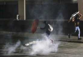 (VIDEO) PROTESTI ZAPALILI AMERIKU Policija upala u univerzitet Kolumbija, sukobile se pristalice Palestine i Izraela u Los Anđelesu