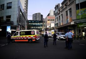 Haos u tržnom centru u Australiji: Muškarac mahao nožem u prodavnici, ljudi BJEŽALI I VRIŠTALI