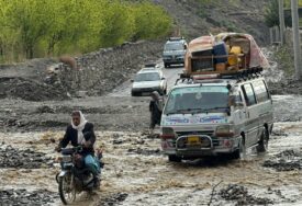 (VIDEO) Potresni prizori iz Avganistana: U velikim poplavama POGINULO NAJMANJE 300 OSOBA, među kojima je najviše žena i djece