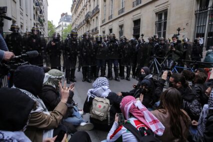 Drama na protestima u Parizu: Policija upotrijebila palice, ima povrijeđenih