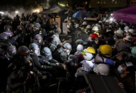 (VIDEO) ŽESTOKI OKRŠAJ U AMERICI Policija baca suzavac i šok bombe, studenti i propalestinski demonstranti ne odustaju