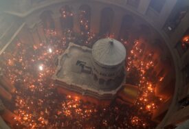 (VIDEO) Smatra se svetinjom: Blagodatni oganj sišao u Hram Vaskrsenja Hristovog u Јerusalimu