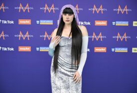 (FOTO) Teja Dora prošetala "tirkiznim tepihom": Takmičenje za "Pjesmu Evrovizije 2024" zvanično je otvoreno u švedskom gradu Malme