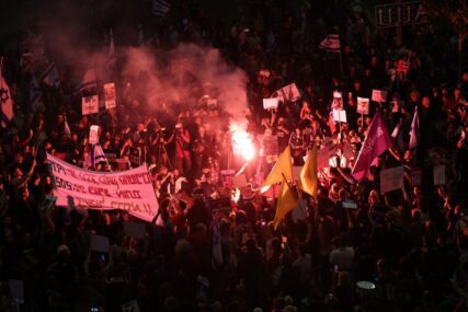 (VIDEO) TEL AVIV U PLAMENU Žestoki sukobi policije i demonstranata, hiljade ljudi protestuje protiv Netanjahua