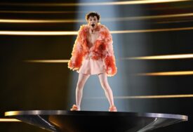 (FOTO) NI MUŠKARAC, NI ŽENA: Predstavnik Švajcarske na sceni se pojavio u kratkoj roze haljini, a zbog ovog je jedan od favorita