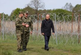 Na granici Poljske i Bjelorusije IZBODEN VOJNIK: Tusk najavljuje obnovu TAMPON ZONE nakon eskalacije nasilja