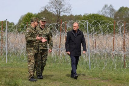 Na granici Poljske i Bjelorusije IZBODEN VOJNIK: Tusk najavljuje obnovu TAMPON ZONE nakon eskalacije nasilja