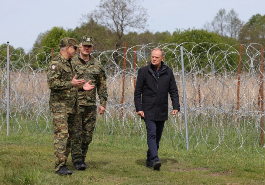 Tusk na granici Poljske i Bjelorusije