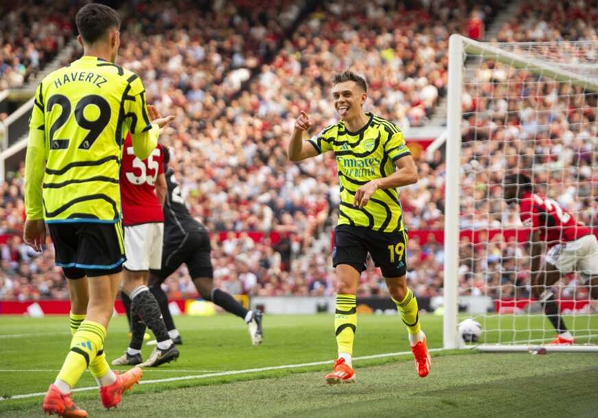 (FOTO) ARSENAL NE ODUSTAJE OD TITULE Tobdžije minimalcem savladale Mančester junajted u derbiju