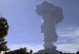 (VIDEO) STUB PEPELA VISOK 5 KILOMETARA Vulkan Karimski prijeti naseljima na Kamčatki, na snazi upozorenje za letove