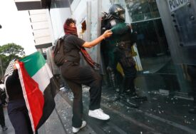(VIDEO) DEMONSTRANTI SE SUKOBILI SA POLICIJOM Propalestinski protesti u Meksiko Sitiju prerasli u nerede