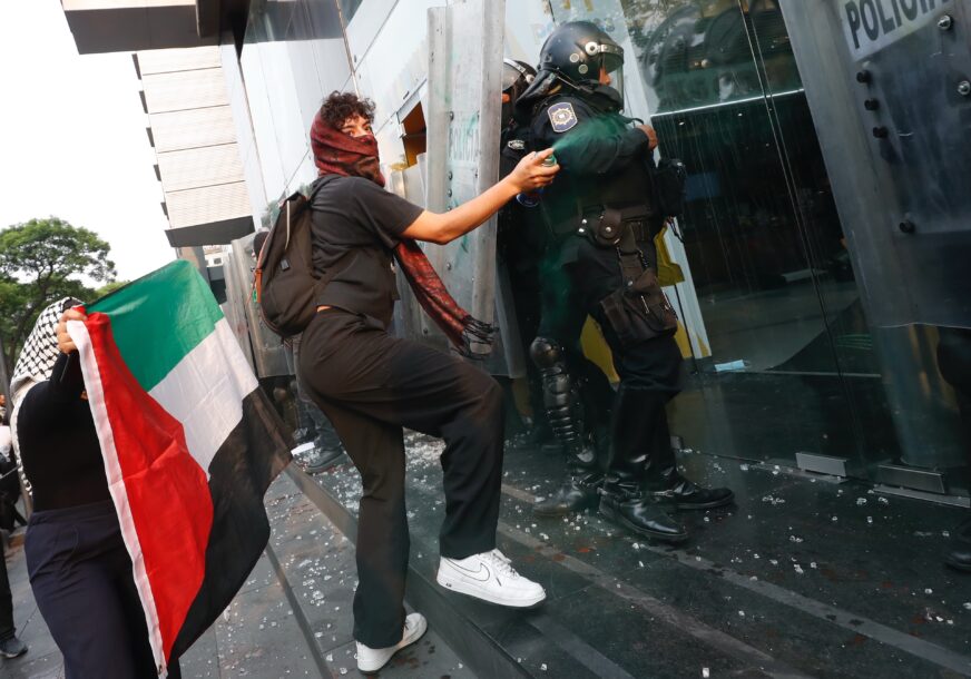 (VIDEO) DEMONSTRANTI SE SUKOBILI SA POLICIJOM Propalestinski protesti u Meksiko Sitiju prerasli u nerede