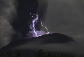 (FOTO) Eruptirao vulkana u Indoneziji: Izbacio pepeo na visinu od 4 kilometra, počela evakuacija stanovnika 7 okolnih sela