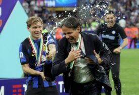 (FOTO) ZAR JE MOGLO DRUGAČIJE Simone Inzagi proglašen je za najboljeg trenera Serije A