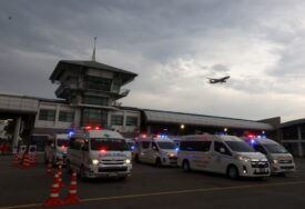 (FOTO) "OTVORILA SU SE VRATA PAKLA" Ispovijesti iz aviona u kojem je stradao putnik tokom turbulencija