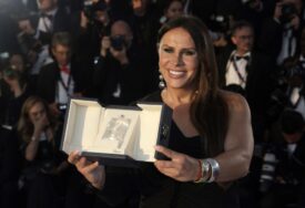 (FOTO) Nagradu za najbolju glumicu u Kanu osvojila TANSRODNA ŽENA, Marin le Pen bijesna "Hromozomi XX i XY ne mogu se poništiti"