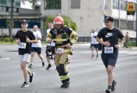 Humanost na djelu: Vatrogasac Jasmin trči u punoj opremi za pomoć oboljelim građanima