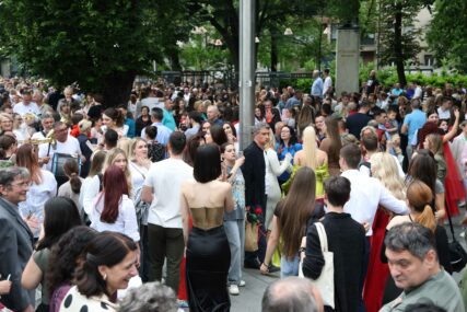 (VIDEO, FOTO) “Pred svima nama je IZAZOVAN PERIOD KOJI TREBA SAVLADATI” Nasmijana lica maturanata i večera na ulicama najvećeg grada Srpske