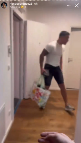 Dečko tare simov lomi sve po stanu