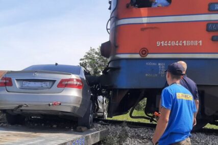 Nesreća na pruzi Šamac - Doboj: Automobil PODLETIO POD LOKOMOTIVU