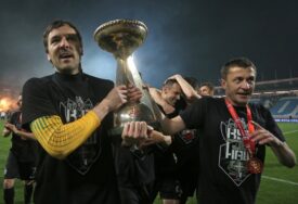 (FOTO) Navijači i bivši fudbaleri ne pristaju na srozavanje ugleda kluba: Evo ko je do sada potpisao "Apel za spas Partizana"