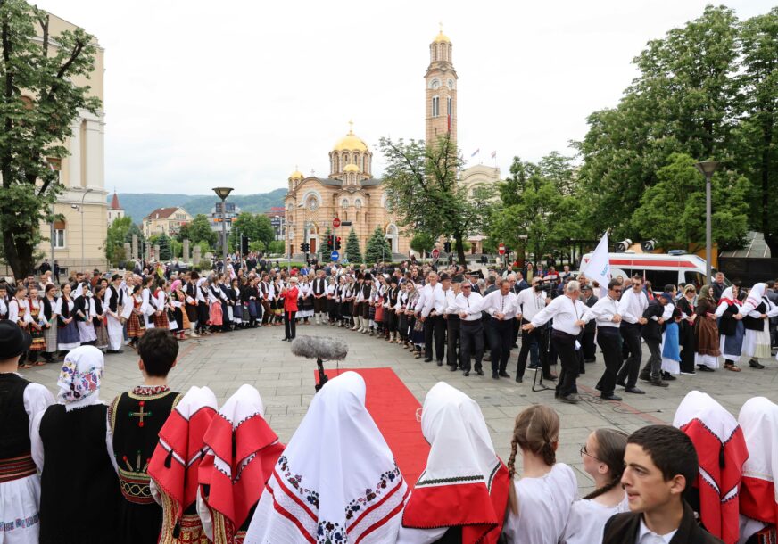 (VIDEO, FOTO) Stari i mladi pjevali u glas: Kozaračko kolo u srcu Banjaluke