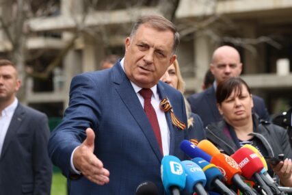 „KOME KUPUJEŠ HELIKOPTERE I DRONOVE?“ Dodik poručio da nema neozbiljnijeg ministra u Evropi od Zukana Heleza i većeg sanjara