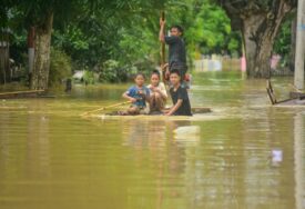 (FOTO) Haos u Indoneziji: U poplavama i klizištima POGINULO 14 OSOBA