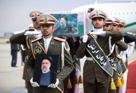 (VIDEO) POSLJEDNJI OPROŠTAJ OD EBRAHIMA RAISIJA Stotine hiljada ljudi na ulicama Teherana, Hamnei predvodi molitvu za poginulog predsjednika Irana