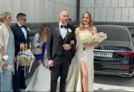 (VIDEO) Zgodna doktorka u vjenčanici sa ŠLICOM DO KUKA: Aca Sofronijevića će danas izgovoriti sudbonosno DA