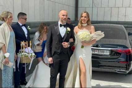 (VIDEO) Zgodna doktorka u vjenčanici sa ŠLICEM DO KUKA: Aca Sofronijevića će danas izgovoriti sudbonosno "DA"