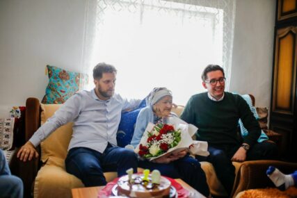 (FOTO) Njena životna priča prevazilazi granice: Baka Ajka slavi 110. rođendan u krugu svojih najmilijih