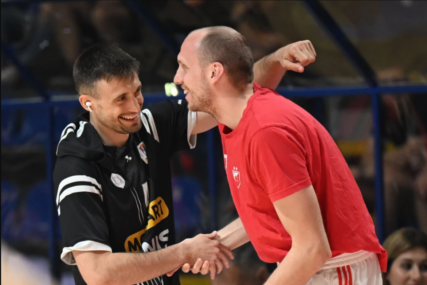 (VIDEO) FOTOGRAFIJA KOJA GOVORI SVE Aleksa Avramović i Dejan Davidovac u zagrljaju prije meča