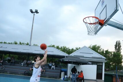 Još jedno ŠUTIRANJE TROJKI ZA SERGEJA: U Trnu turnir u uličnoj košarci, Aleksa Kresojević otvara takmičnje