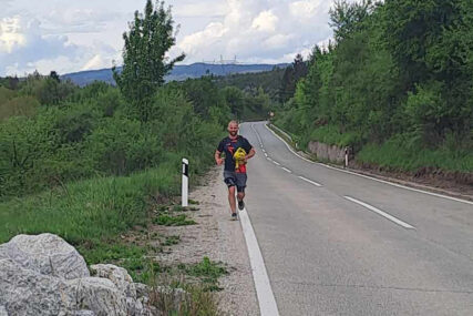 Pred ovim hrabrim humanitarcem je 245 kilometara puta: Aleksandar trči do Ostroga za pomoć bolesnoj djeci