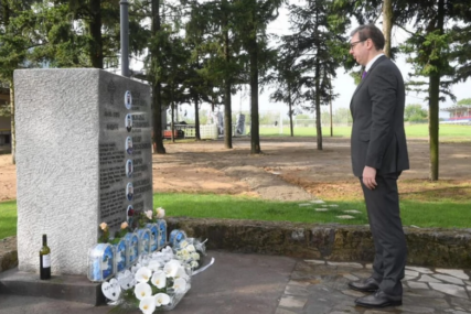 Aleksandar Vučić, predsjednik Srbije položio cvijeće u spomen parku u Malom Orašju