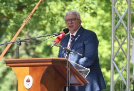 SVESRPSKI SABOR U CRNOJ GORI Mandić pozvao rukovodstvo Srbije i Srpske da na Petrovdan pošalju poruku zajedništva