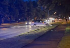 (VIDEO) Saobraćajka u banjalučkom naselju Borik: Automobilom se ZAKUCAO U STUB ULIČNE RASVJETE, pričinjena materijalna šteta