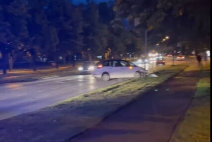 (VIDEO) Saobraćajka u banjalučkom naselju Borik: Automobilom se ZAKUCAO U STUB ULIČNE RASVJETE, pričinjena materijalna šteta